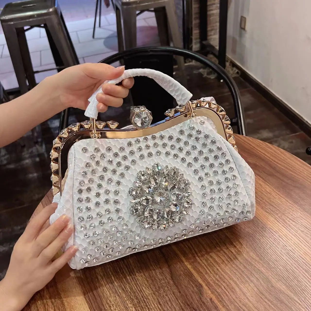 GlamLuxe® – Sparkling Diamond-Clip Leather Handbag for Elegant Evenings
