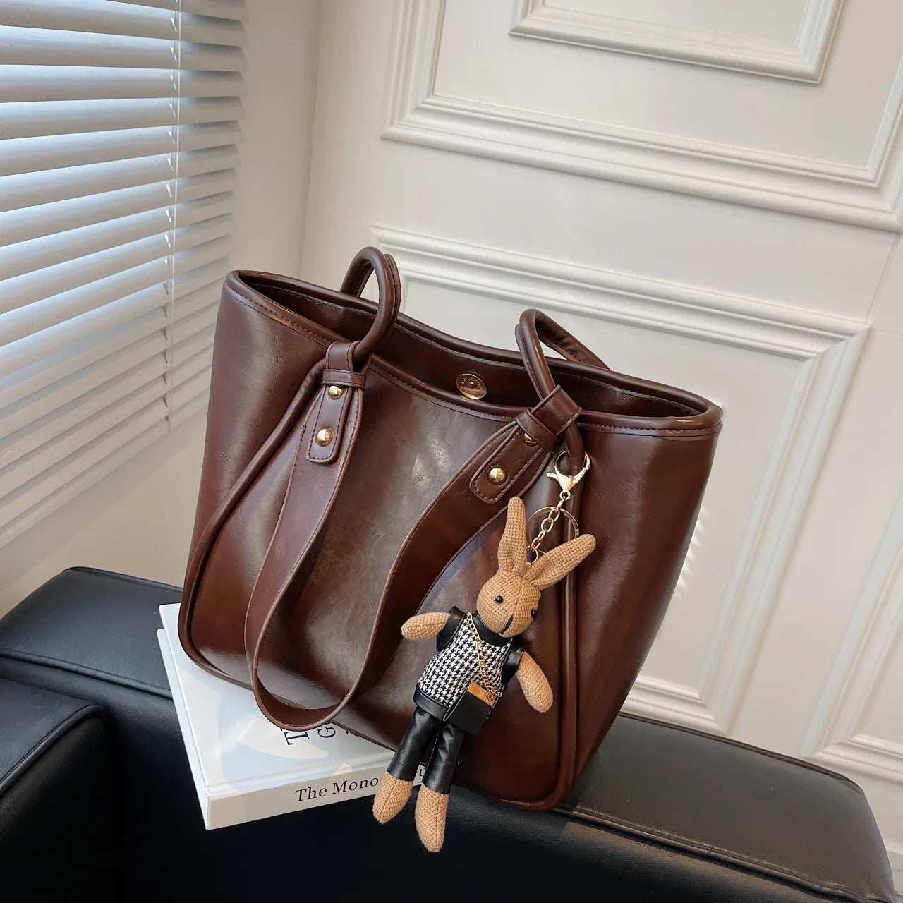 UrbanEase Bucket® – Retro Commuter Tote Bag with Large Capacity